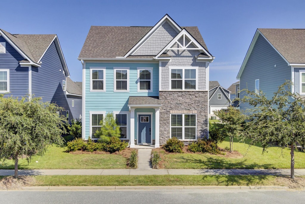 view of front of home featuring a front lawn