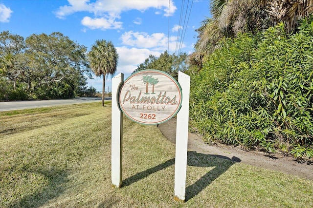 community sign featuring a lawn