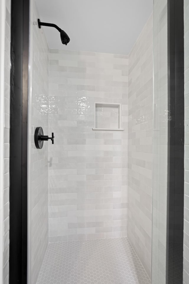 bathroom featuring a tile shower