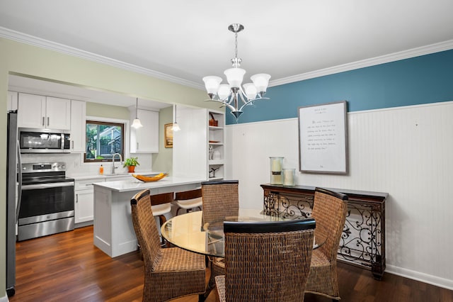 dining room featuring sink, ornamental molding, dark hardwood / wood-style floors, and an inviting chandelier