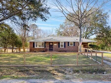 ranch-style home featuring a front yard