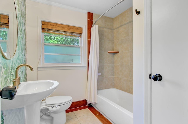full bath with toilet, a sink, tile patterned floors, shower / bathtub combination with curtain, and baseboards