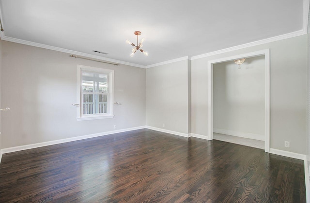 spare room with ornamental molding, a chandelier, baseboards, dark wood-style flooring, and visible vents