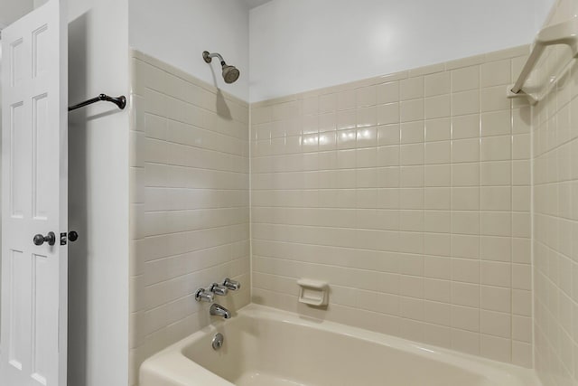 bathroom with washtub / shower combination