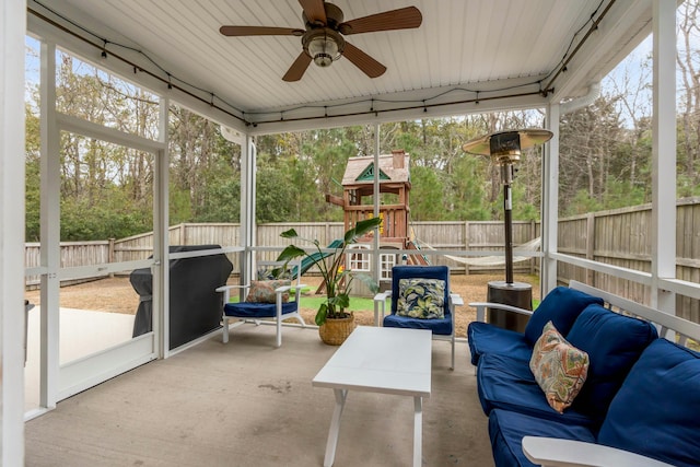 sunroom with ceiling fan