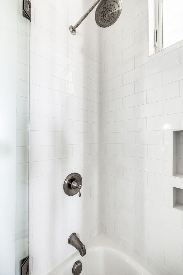 bathroom featuring tiled shower / bath combo