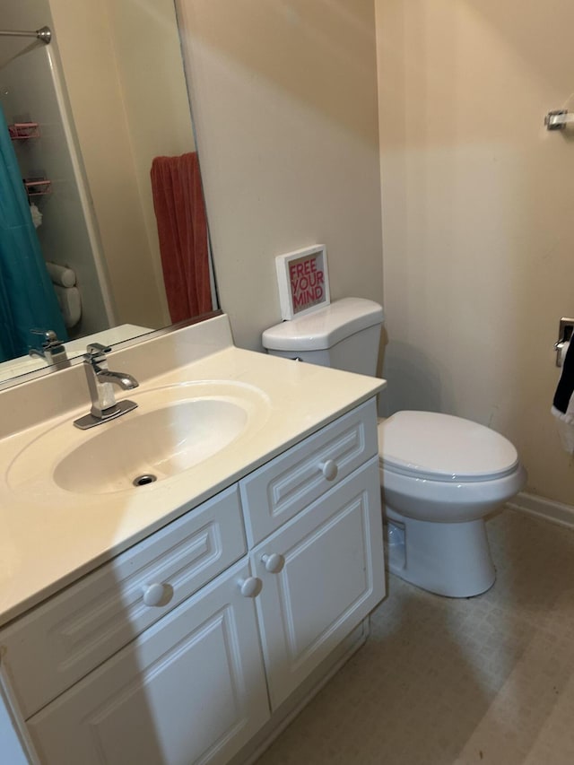 full bathroom featuring vanity, toilet, and curtained shower