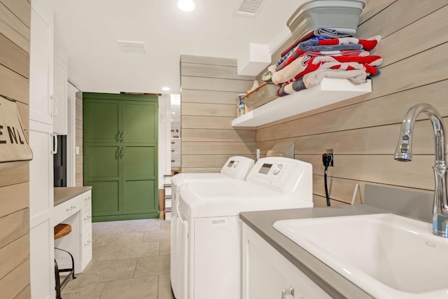 washroom with visible vents, independent washer and dryer, a sink, recessed lighting, and wooden walls