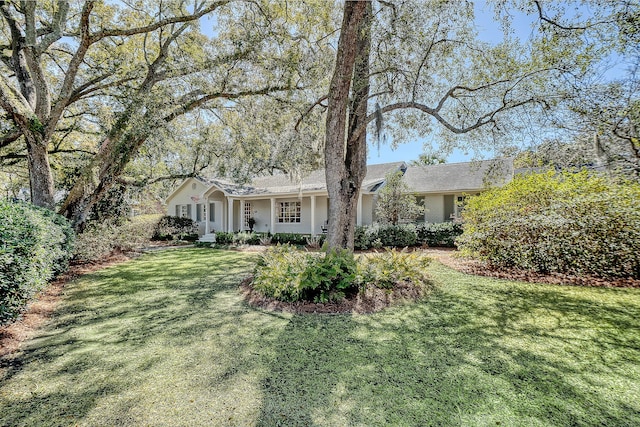 view of front of home featuring a front lawn