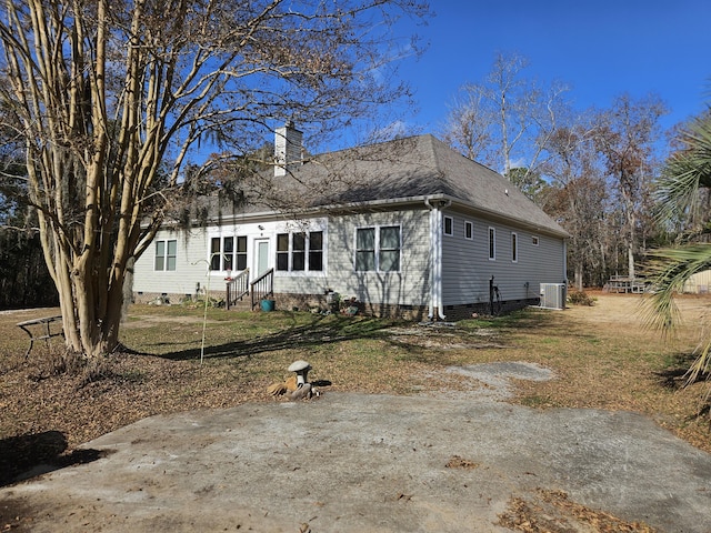 view of front facade with a front lawn