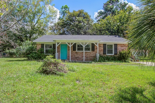 ranch-style home featuring a front lawn