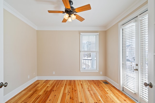 empty room featuring crown molding, light hardwood / wood-style floors, and ceiling fan