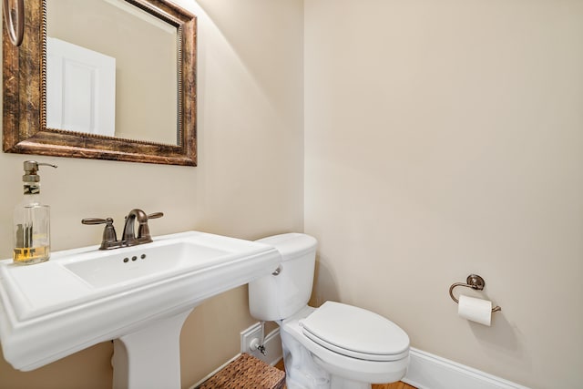 bathroom featuring toilet and sink