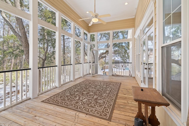 sunroom with ceiling fan