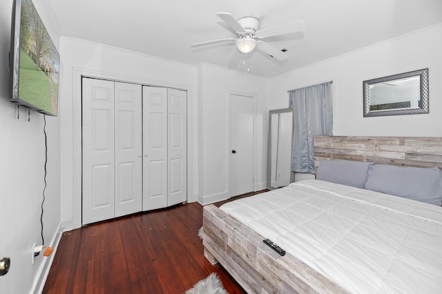 unfurnished bedroom featuring ceiling fan, dark hardwood / wood-style floors, and a closet