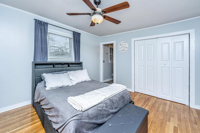 bedroom with ceiling fan, a closet, crown molding, and light hardwood / wood-style flooring