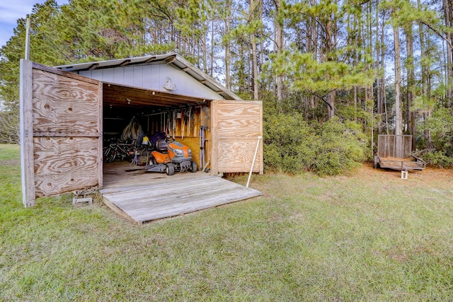 view of yard with an outdoor structure