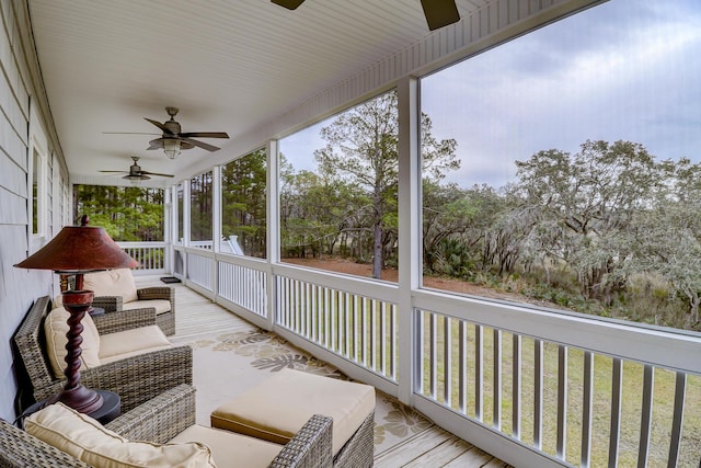 sunroom with ceiling fan