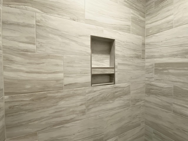 room details featuring tiled shower