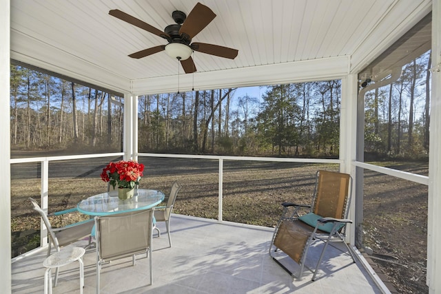 sunroom featuring ceiling fan