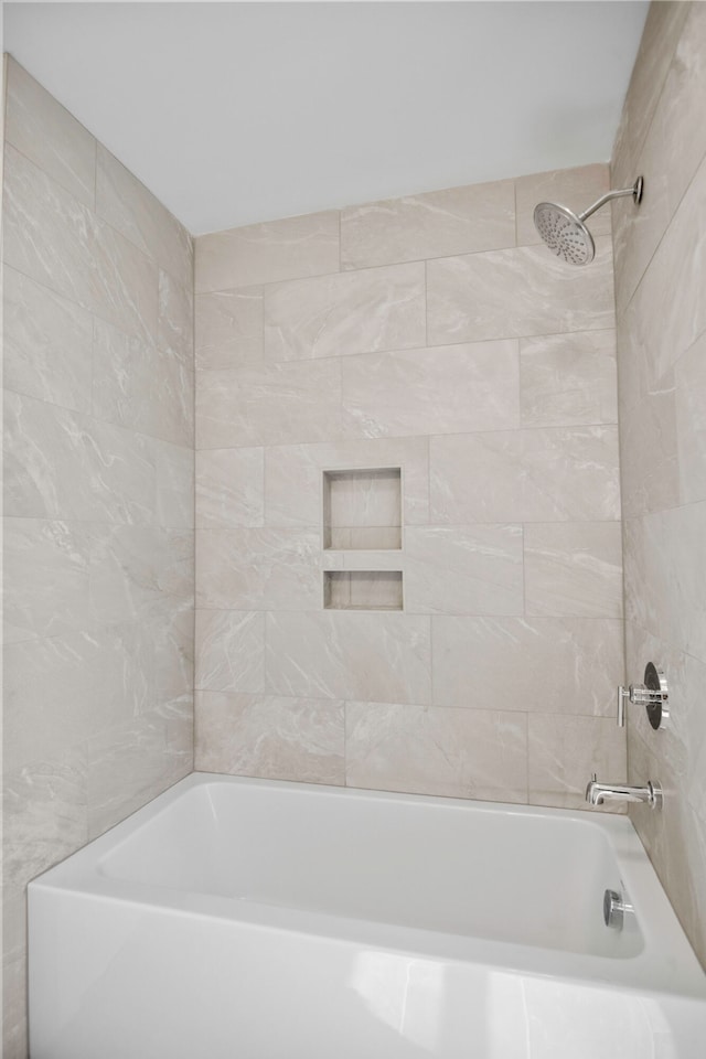 bathroom with tiled shower / bath combo