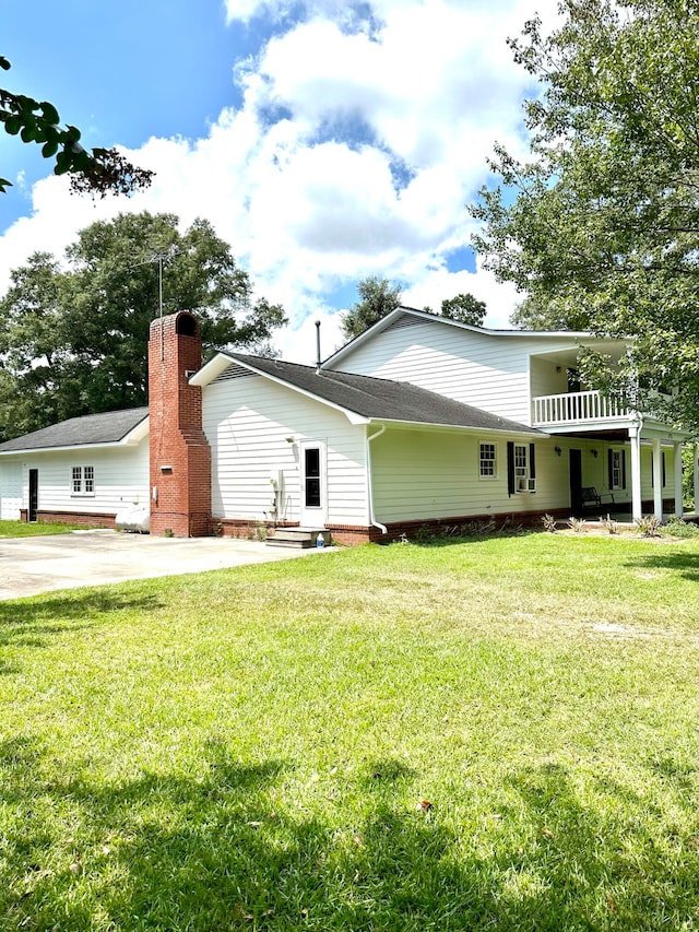 view of front facade featuring a front lawn