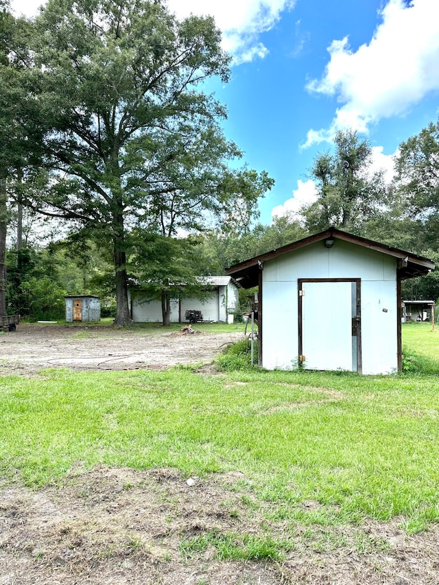 exterior space featuring a lawn