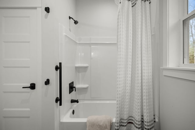 full bath with shower / tub combo with curtain