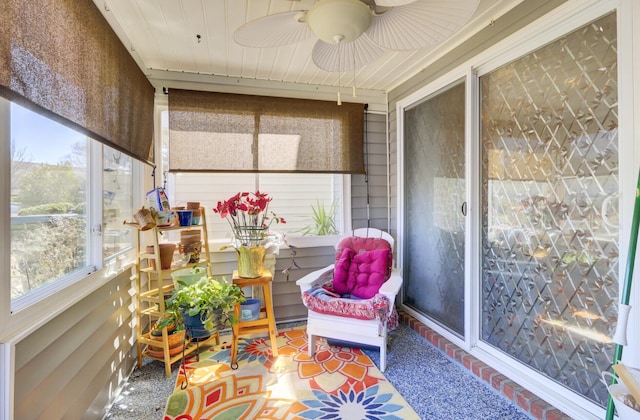 sunroom with ceiling fan