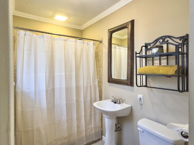 full bathroom featuring a textured ceiling, a shower with shower curtain, toilet, and crown molding