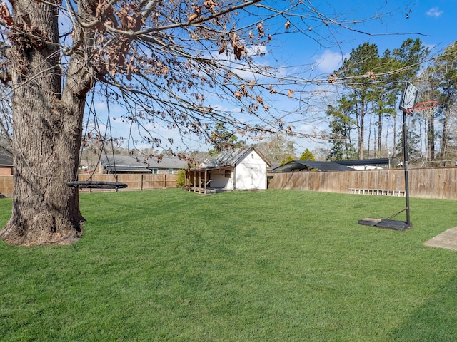 view of yard featuring a fenced backyard and an outdoor structure