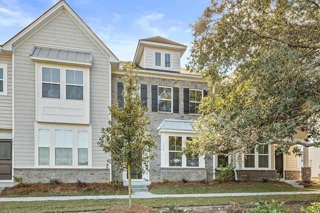 view of front of house featuring a front lawn