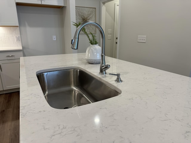 131 Brown Swiss Cir, Summerville, SC 29483 - interior details with tasteful backsplash, light stone counters, wood finished floors, and a sink