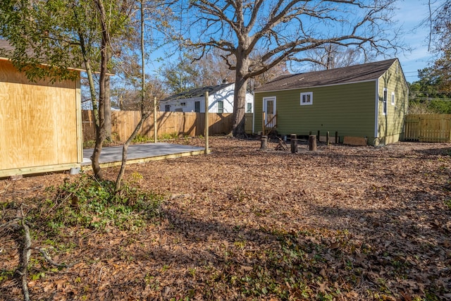 view of yard featuring an outbuilding