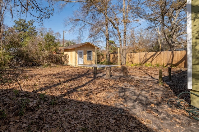 view of yard featuring a shed