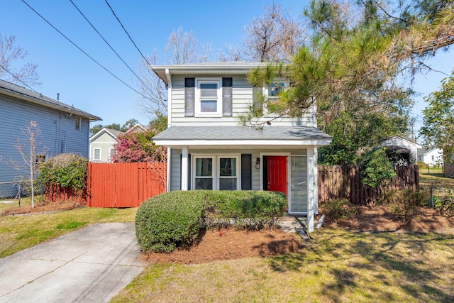 view of front of home featuring a front lawn and fence