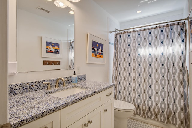 bathroom featuring visible vents, toilet, a shower with curtain, vanity, and recessed lighting