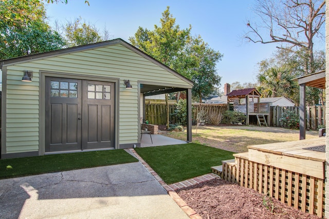 view of outdoor structure featuring an outbuilding and fence