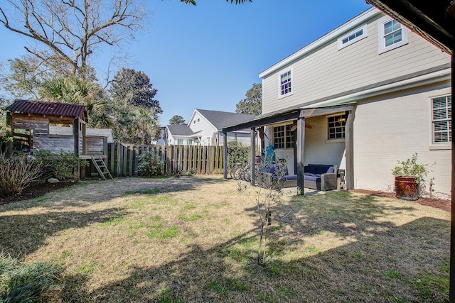 view of yard featuring outdoor lounge area and fence