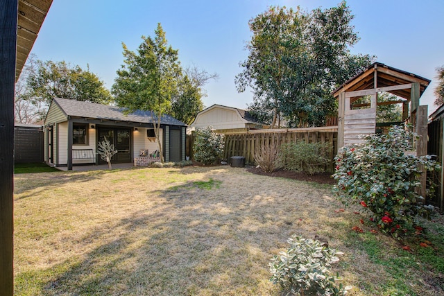 view of yard featuring fence and an outdoor structure