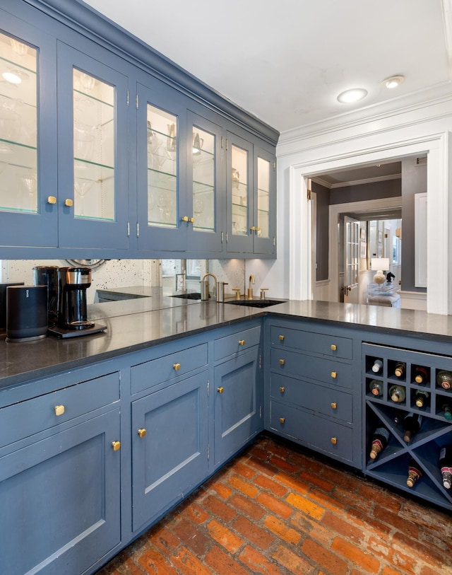 bar featuring tasteful backsplash, crown molding, and blue cabinets