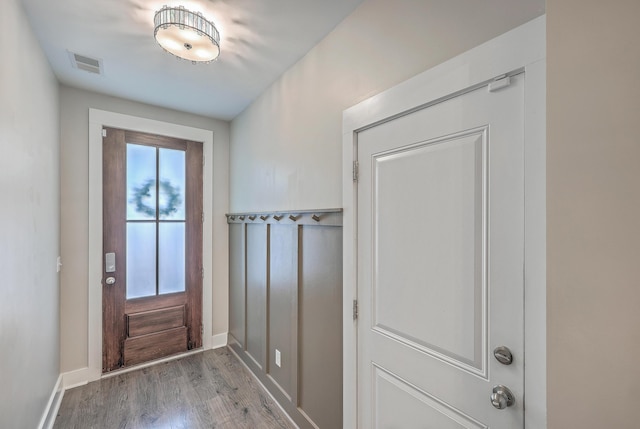 entryway featuring visible vents, baseboards, and wood finished floors