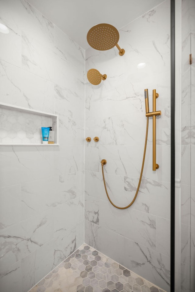 bathroom featuring tiled shower