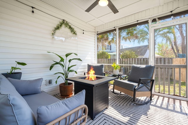 sunroom with ceiling fan