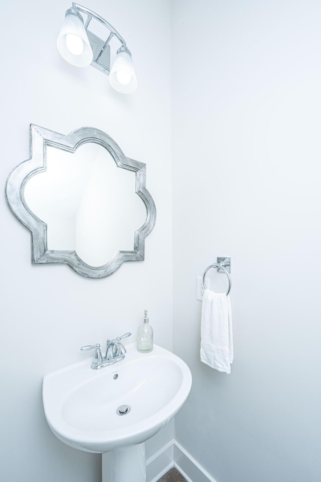 bathroom featuring a sink and baseboards