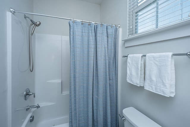 full bath with shower / tub combo with curtain and toilet