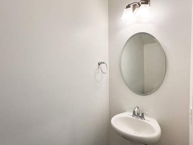 bathroom featuring sink