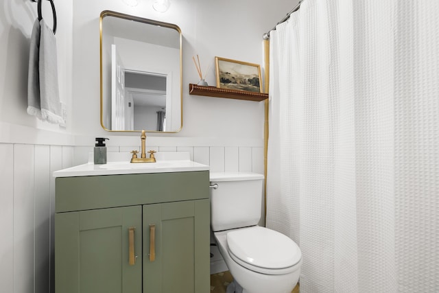 305 Forest Cir, Summerville, SC 29483 - full bath featuring a wainscoted wall, vanity, toilet, and a shower with shower curtain