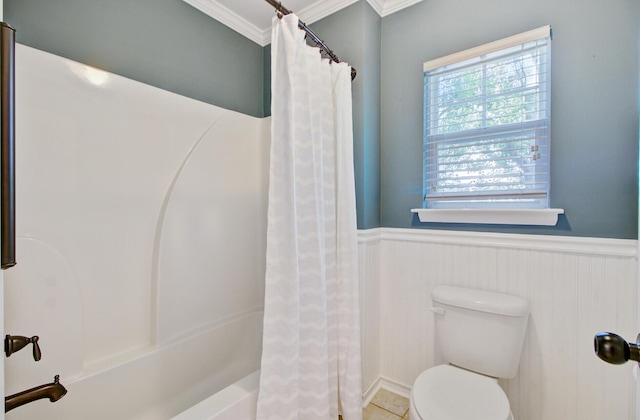bathroom featuring ornamental molding, shower / bathtub combination with curtain, a wainscoted wall, and toilet