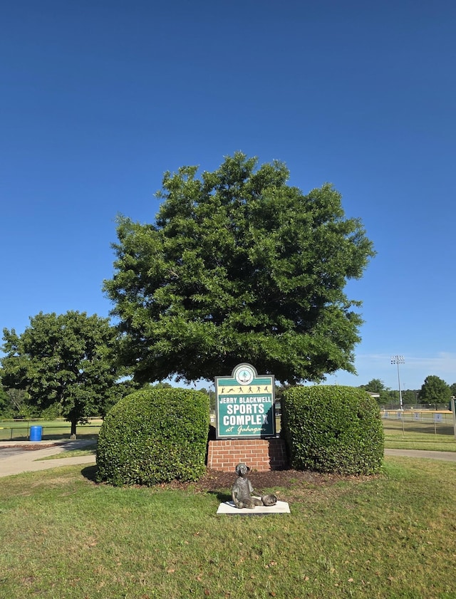 community sign with a lawn
